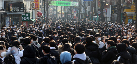 물 샐틈 없인 몰린 논술인파  6일 종로구 성균관대학교에서 수시모집 논술고사를 마친 학생들이 나오고 있다. 이날 논술고사를 치른 대학교들은 코로나19 확산 방지를 위해 수험생 외 학내 출입을 금지했다.  연합뉴스